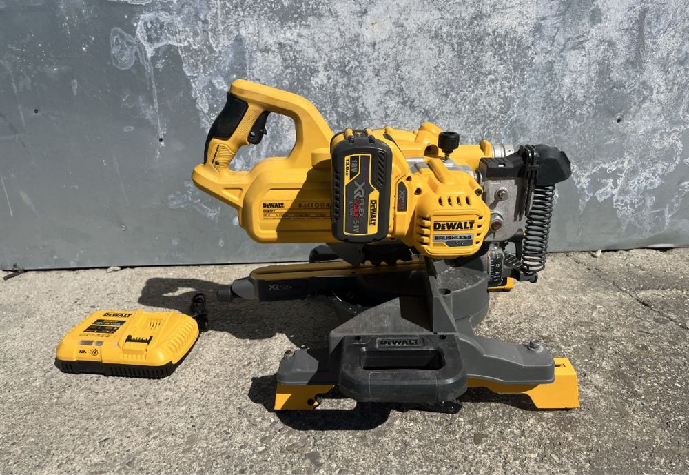 Fierastrau circular cu acumulator Dewalt DCS777 54V 12Ah
