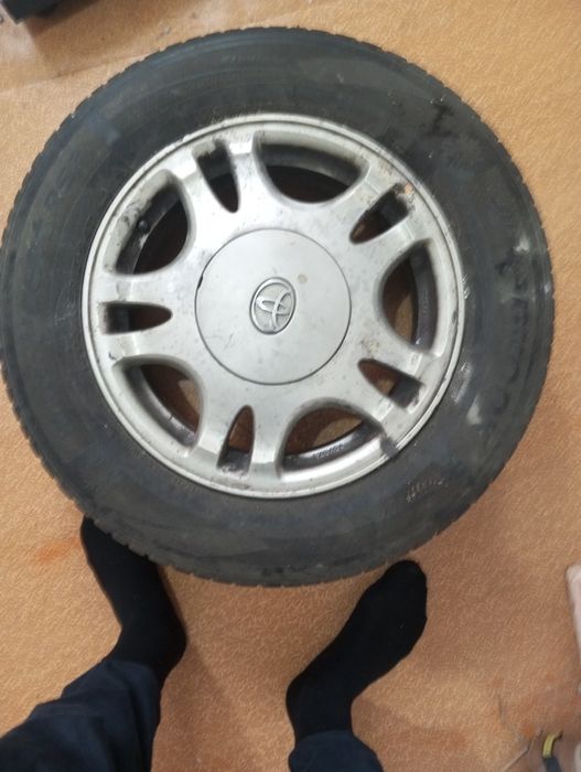 Титановые диски с покрышками зимние для тойота в отличном состоянии