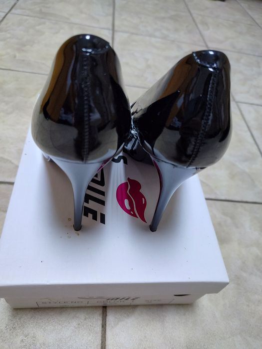 Vând pantofi stiletto,negri.
