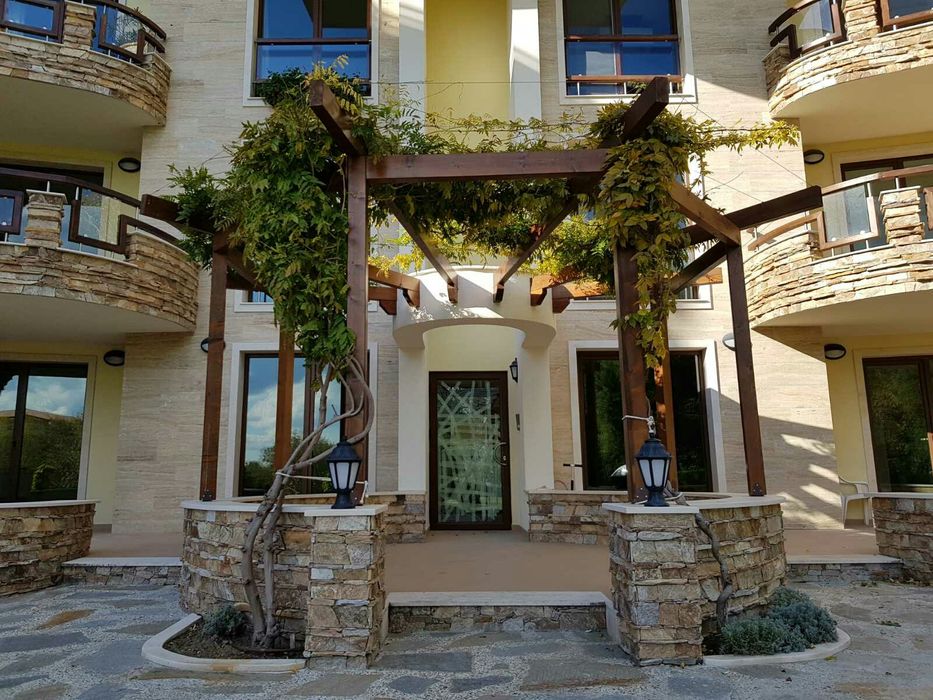 Дървени конструкции, перголи, декинг, ламперия.