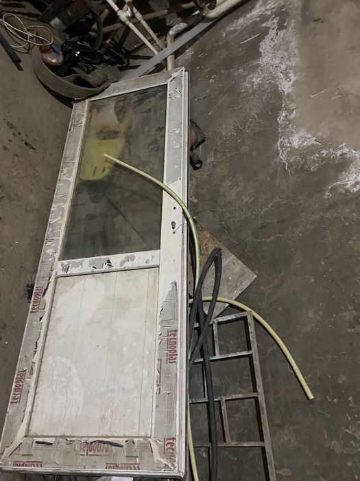 Продам пластиковый дверь