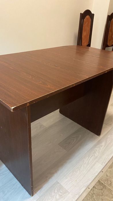 Үстел отырғыштарымен сатылады.