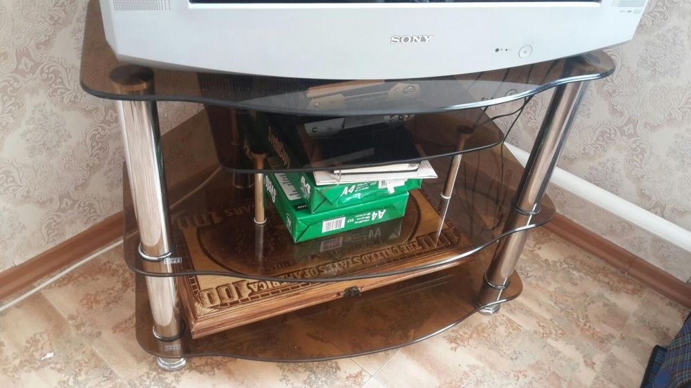 Срочно продам телевизор с подставкой