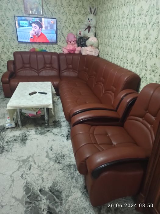 Чистый кожаные гостиной уголок. Качественные.состояние отличное.