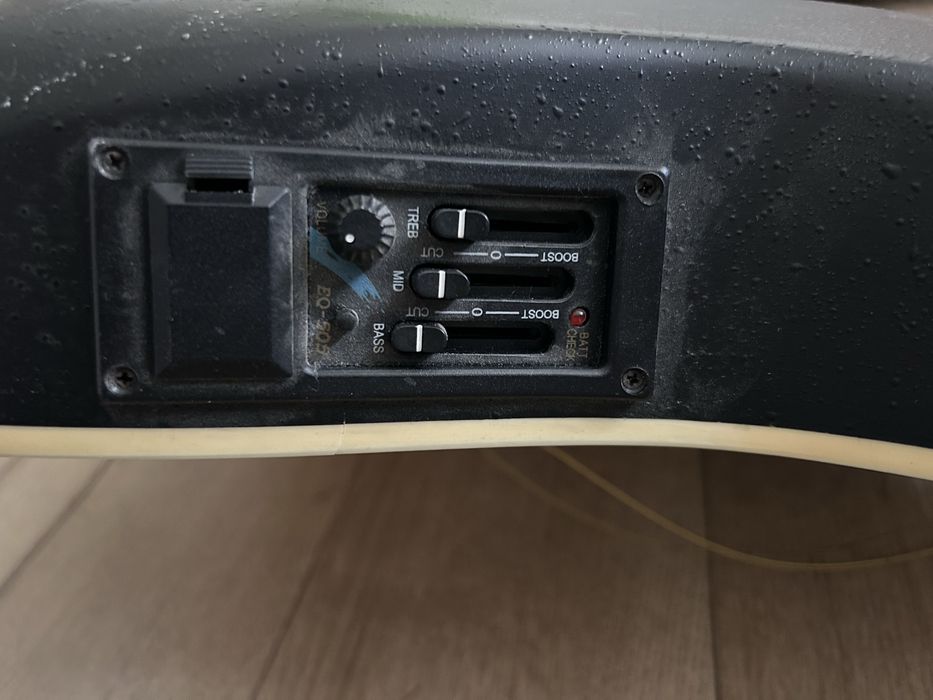 Harley Benton gat rupt