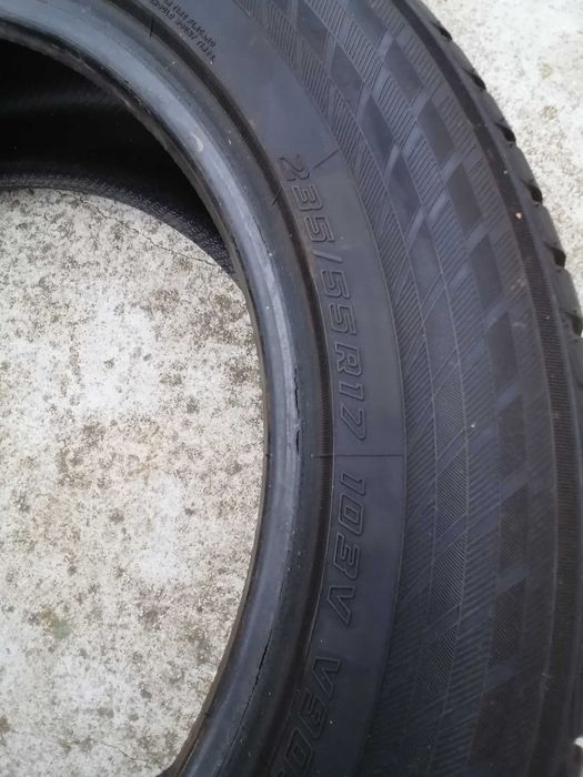 Гуми Йокохама с размери 235/55/17 в отлично състояние и грайфера 7,5мм