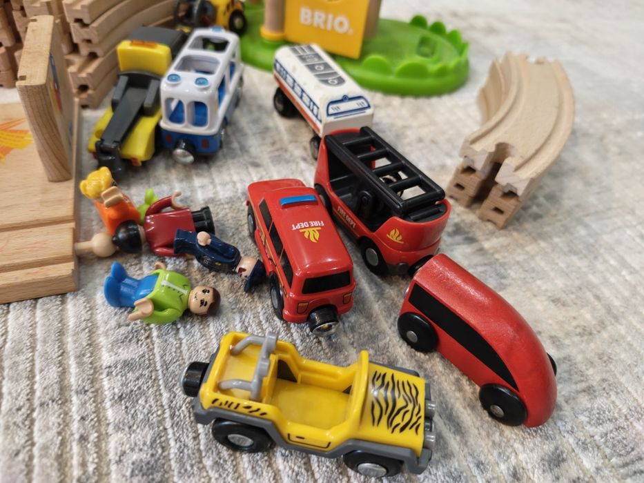 Дървено релси и влакче Brio и Playtive