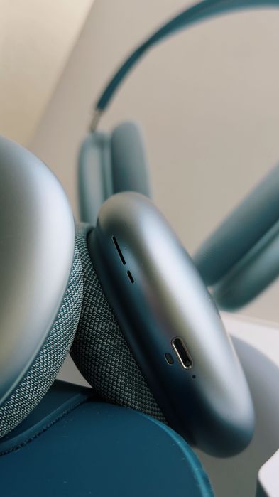AirPods max blue