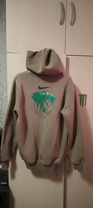 Продавам стари дрехи които не нося