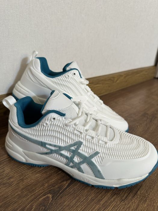 Продам новые кроссовки