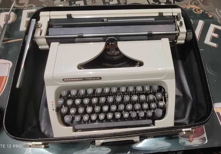 Пишеща машина с куфар