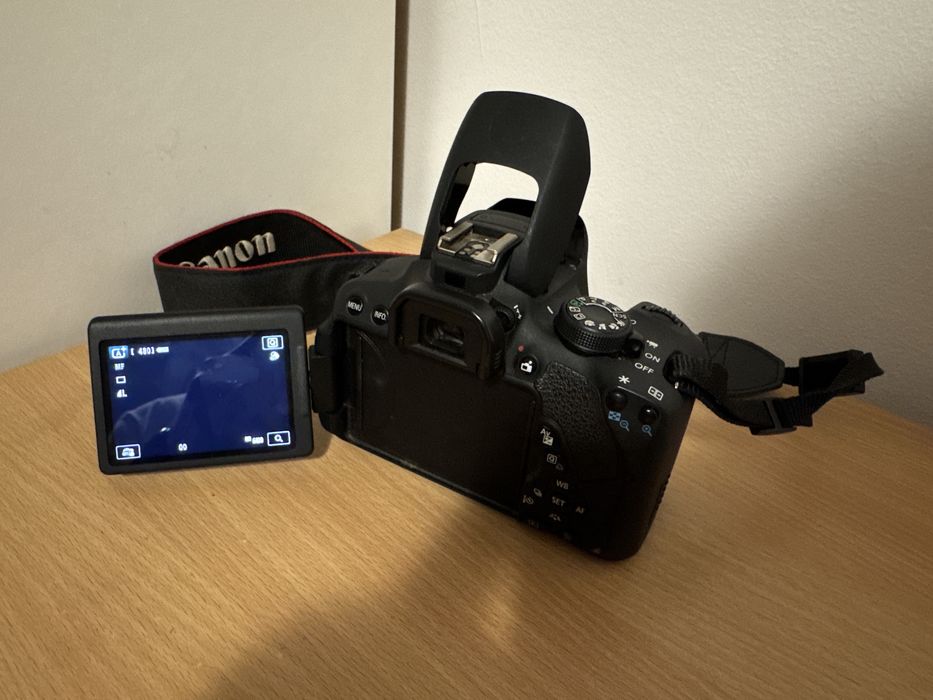 Canon EOS 700D + Obiectiv 18-55mm IS STM + Card 4GB + Baterie + Incarcator - Shutter 8533