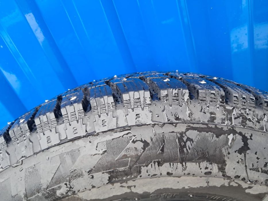 Продам зимние шины с дисками 195/65/R16