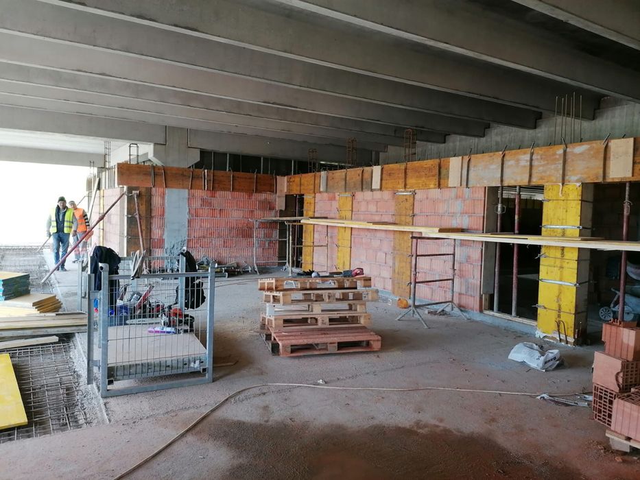 Case la rosu si cheie