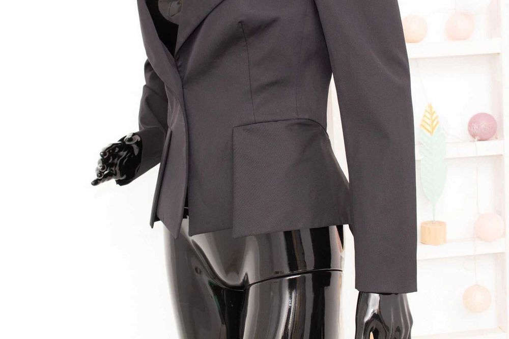 Reiss оригинално дамско сако черно от вълна пеплум S