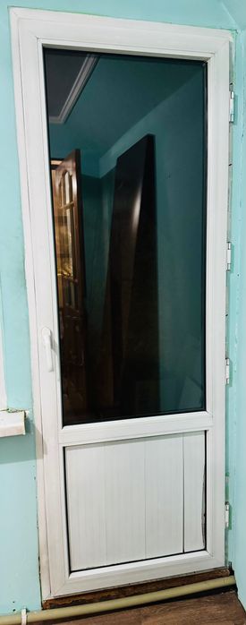 Продам пластиковую дверь