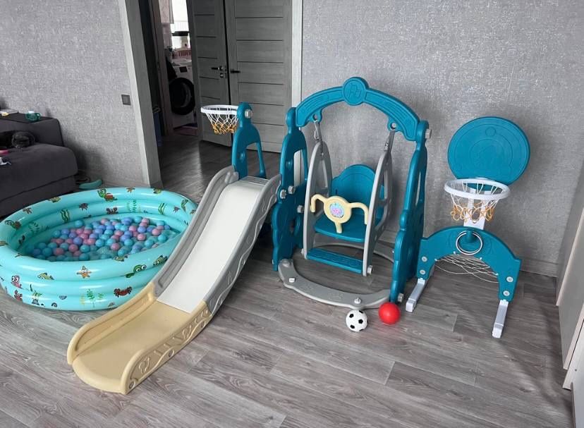 Детская игровая площадка: бассейн с шарами, горка, качели