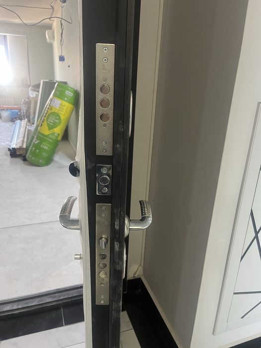 Дверь взодная 2 замка