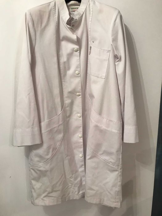 Vand  2 costume medicale si 1 halat medical