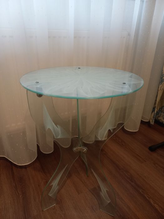 Masuta de sticla cu 3 picioare de sustinere tot din sticla.
Sticla are