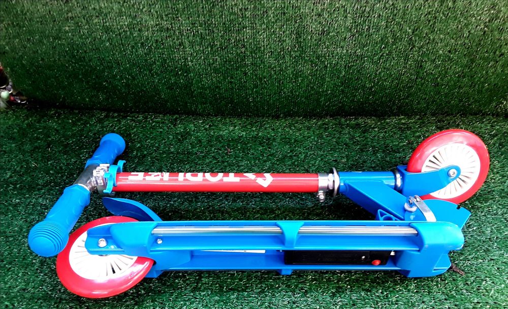 Trotineta pliabila din Aluminiu cu LEDURI NOUĂ  - 99 Lei