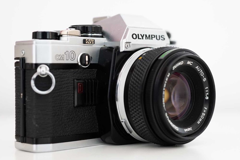 Aparat film Olympus OM10 cu obiectiv 50mm 1.8 in stare foarte buna