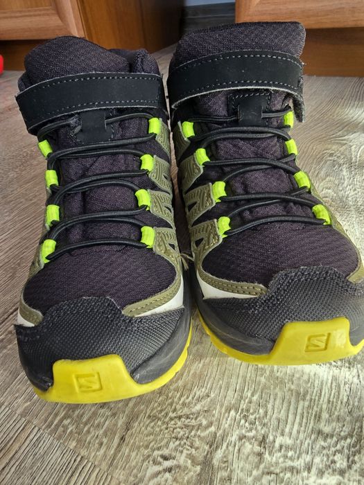 Salomon XA Pro V8 Mid CSWP в черно с ярки жълти и маслиненозелени акценти.