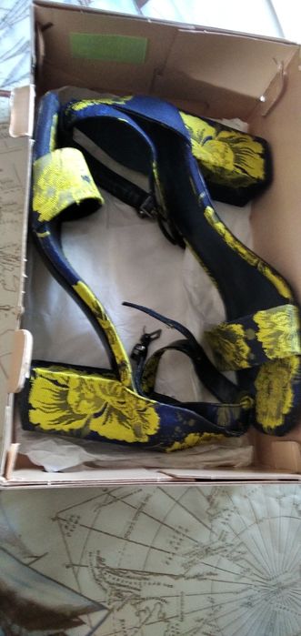 Женские босоножки