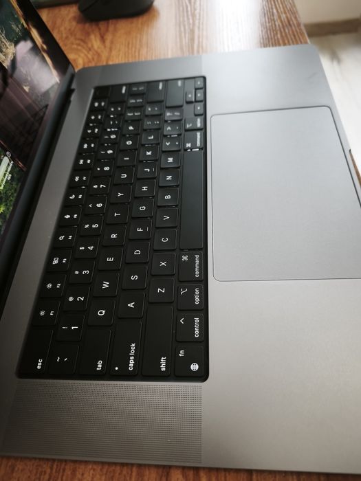 MacBook pro M1 16" 16GB/512GB.Като нов. Само 2 зареждания на батерията