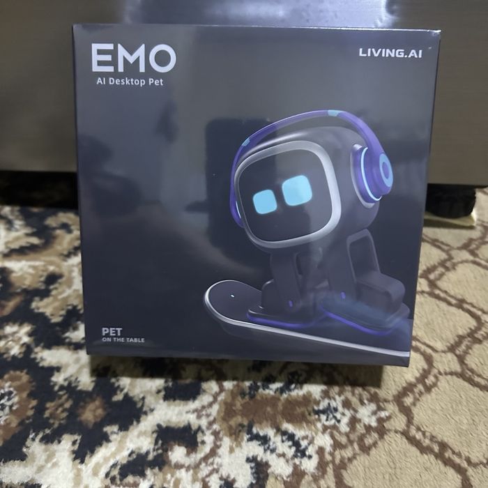 Умный робот EMO (ИМО) Robot AI на скейтборде.