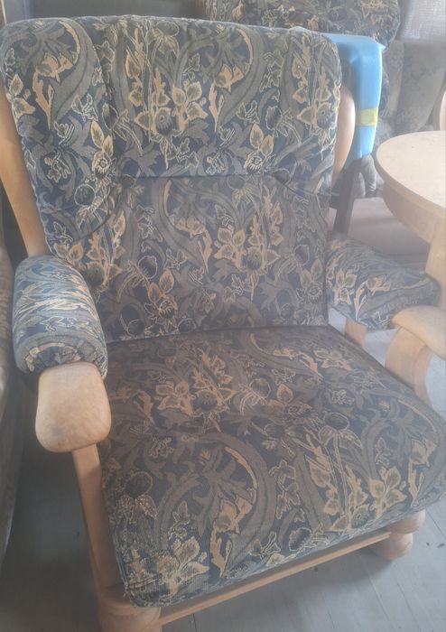 Vând aceste canapele.ideeal pt terase,lemn masiv!