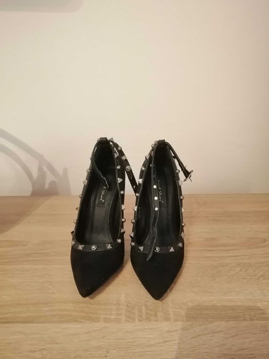 Vând pantofi si geanta.