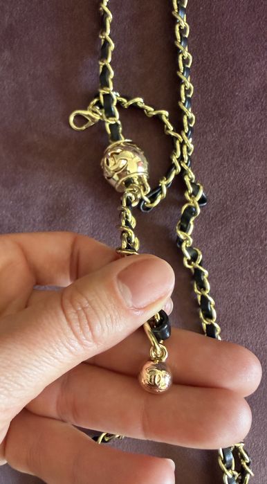 Husa  IPhone  Chanel de piele  cu lantisor se poate purta ca si geanta
