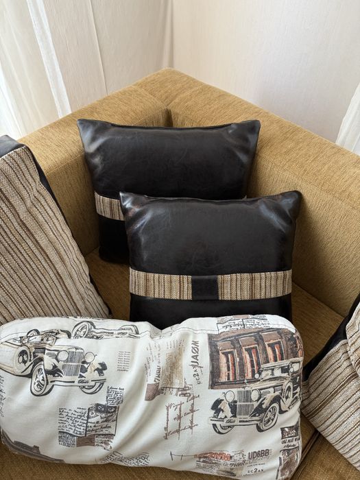 Разтегателен ъглов диван с три вида възглавници