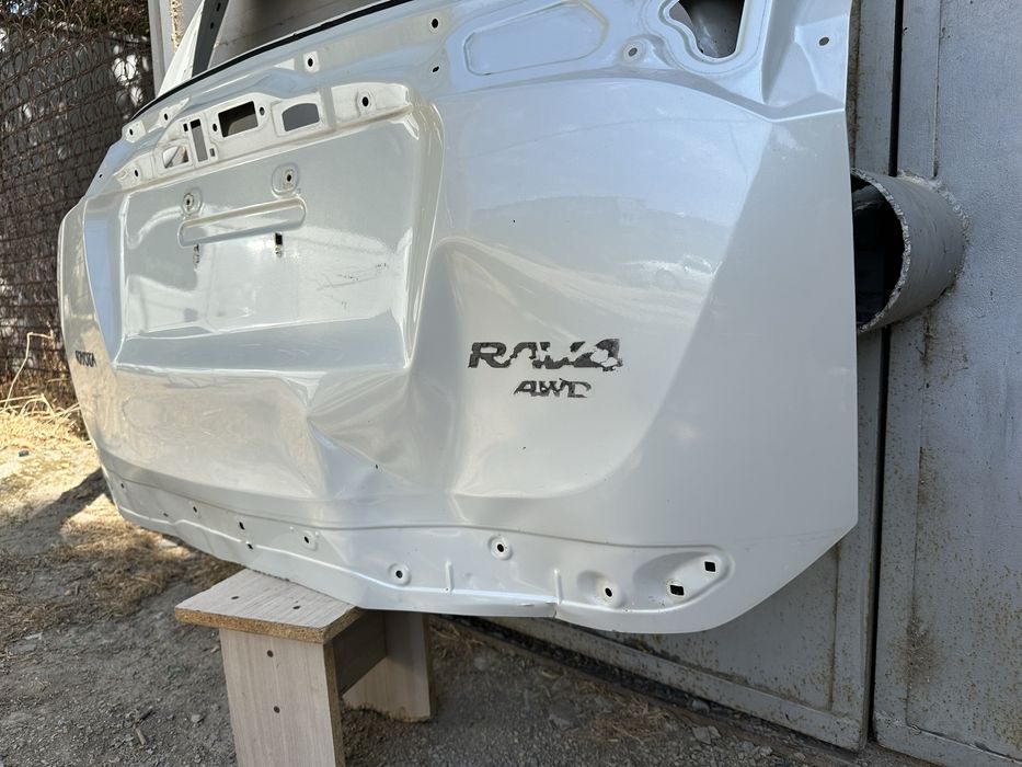 Дверя багажника,багажник Rav4.