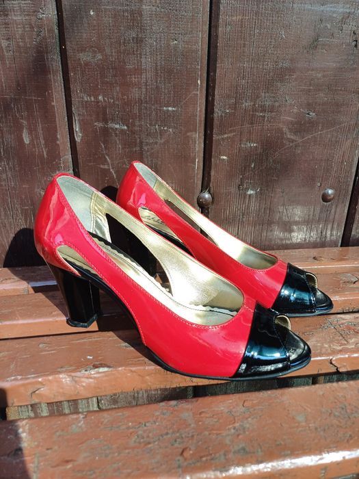 Vand pantofi roșii, cu toc, numarul 38