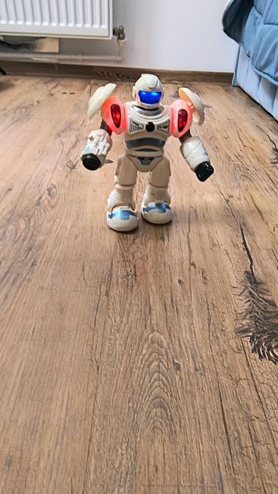 Robot interactiv care merge cu lumini