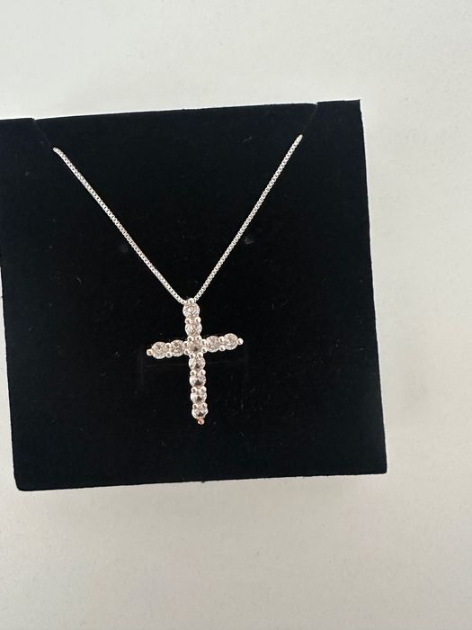 Дамско колие с кръст