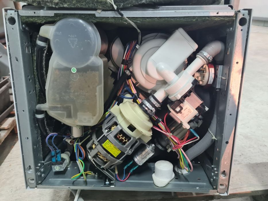 ЗА ЧАСТИ !!!Продавам съдомиялна Whirlpool