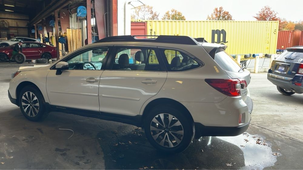 Subaru outback белого цвета
