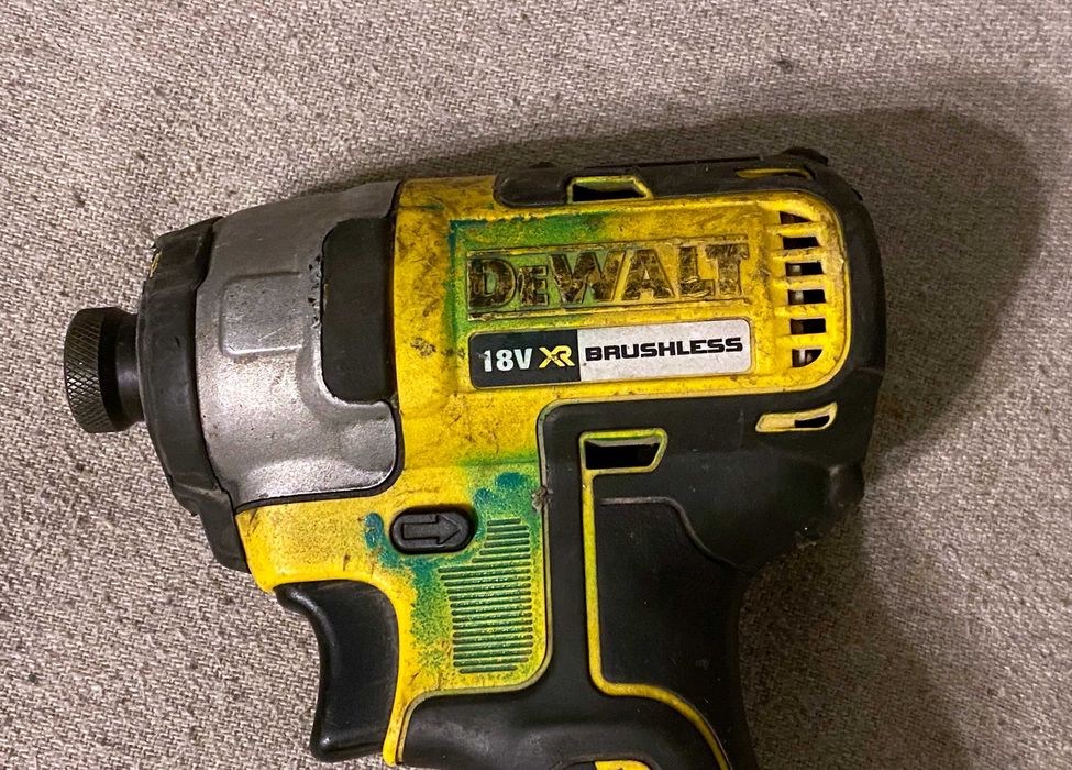 Masina de insurubat cu impact DEWALT DCF887 pe 18V brushless - corp