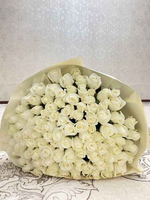 101 ақ роза букет срочно сатылады