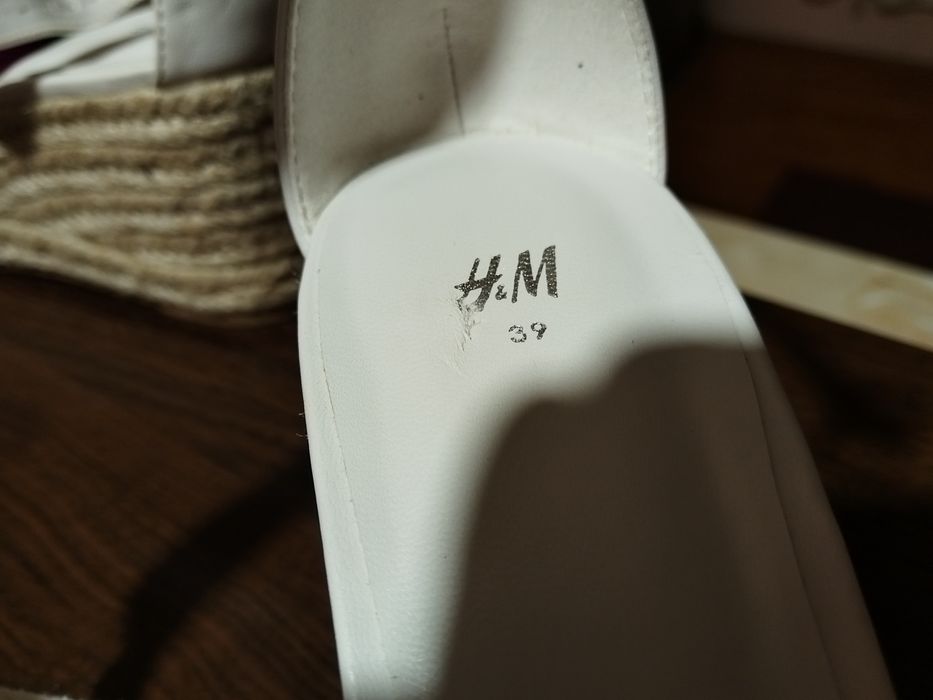 Нови дамски бели сандали H&M.