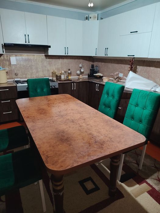 продам кухоный стол с стульями