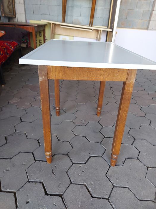 Продам  кухонный стол