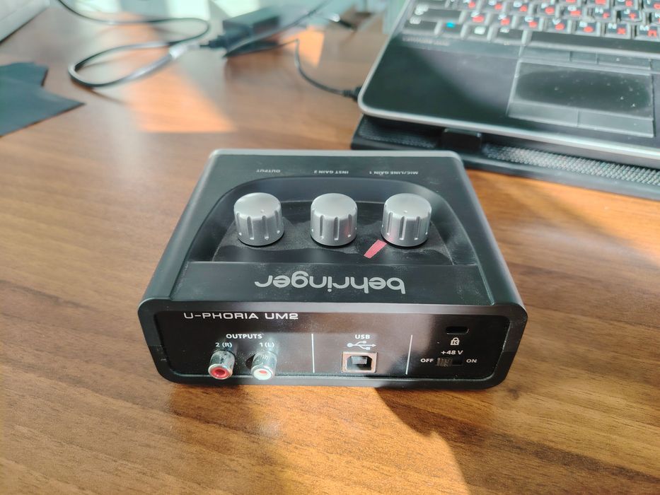 Продавам звукова карта и микрофон Behringer