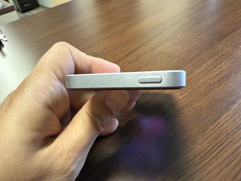 iPhone SE - 16GB - Като Нов