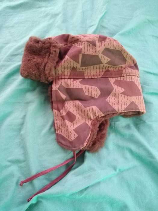 Зимни шапки :  различни видове - летни, зимни и баретки - 2 броя