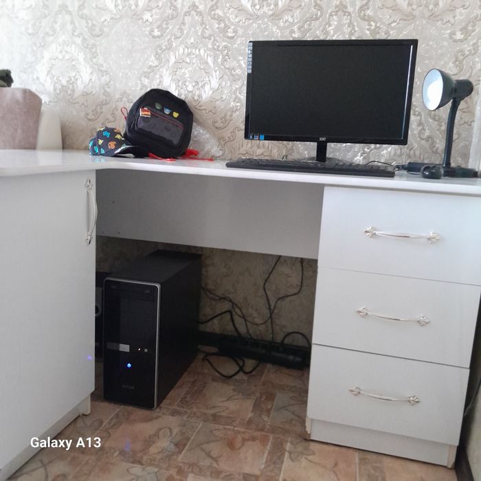 Продам ученический стол и ковёр