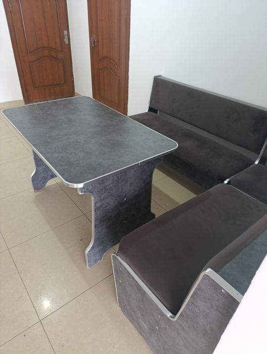 Уголок сатылады. Диван 2,00 метрге 1,80 метр. Столы 1,20 метрге 80 см.